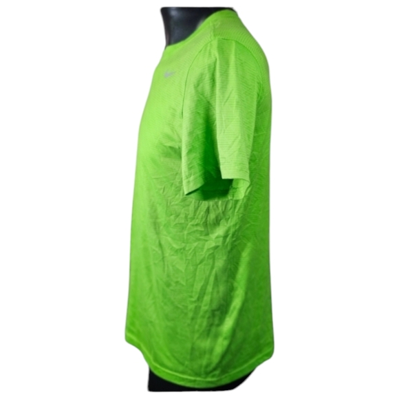 Nike Dri-Fit exercise shirt - Picture 2 of 6